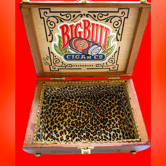 One of a a Kind Handmade Big Butt CigarBox Purse w/dust bag - Picture 5 of 14